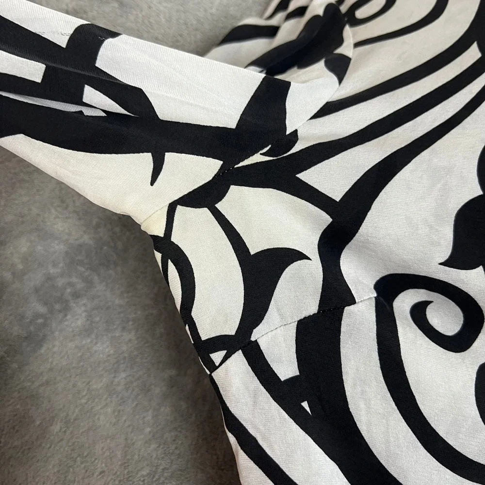 St John Blouse Womens 8 Black White Abstract Pleated Long Sleeve Career
